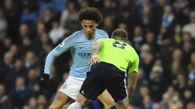 Leroy Sané (l) im Zweikampf mit Joe Ralls.