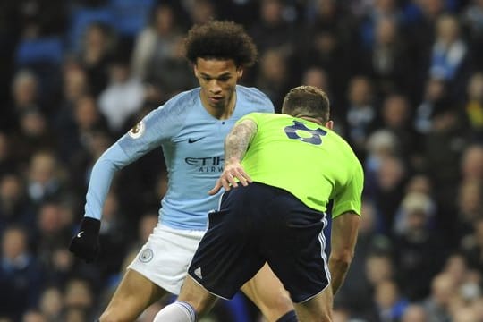 Leroy Sané (l) im Zweikampf mit Joe Ralls.