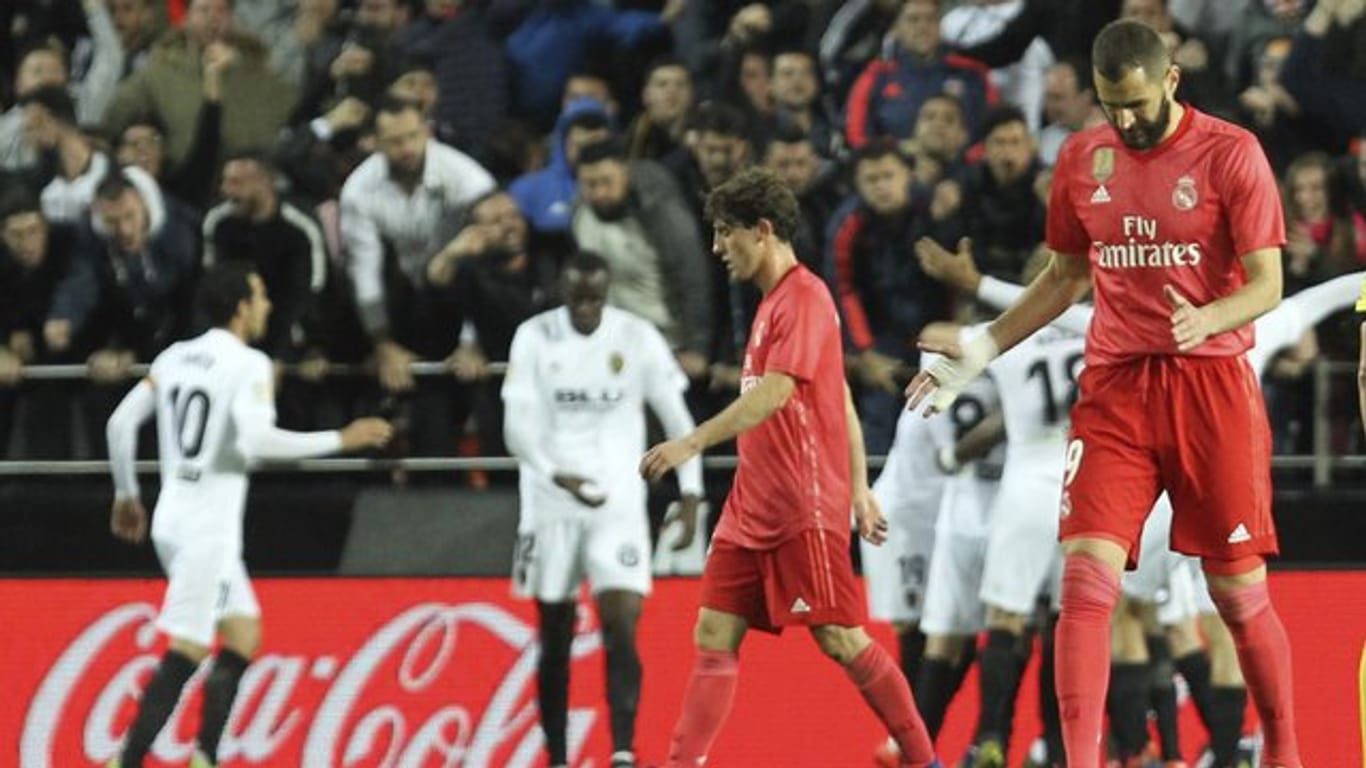 Die Real-Stars um Karim Benzema (r) verloren in Valencia.