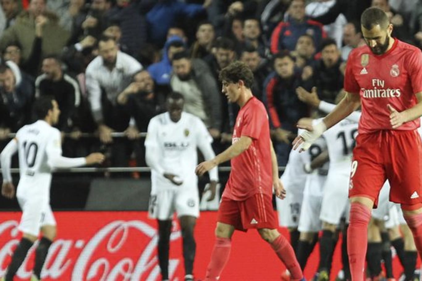 Die Real-Stars um Karim Benzema (r) verloren in Valencia.