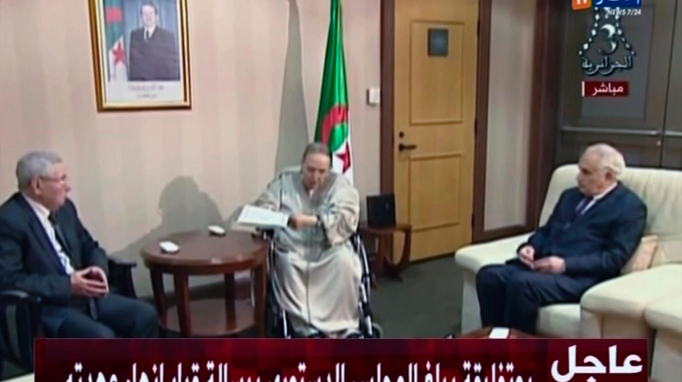 Bouteflika (Mitte) bei seiner Rücktrittserklärung.