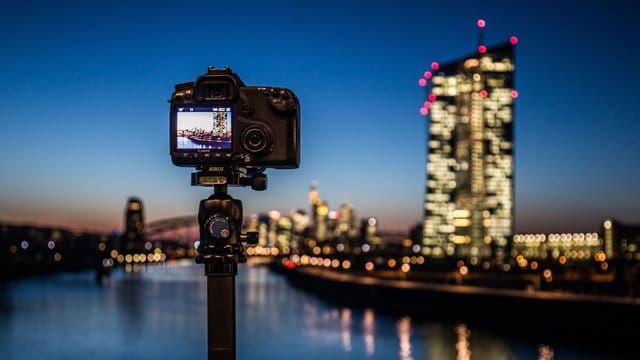 Die Skyline Frankfurts im Dämmerlicht einfangen: Bei Fotos mit längerer Belichtungszeit steht die Kamera lieber auf einem Stativ. Die Skyline Frankfurts im Dämmerlicht einfangen: Bei Fotos mit längerer Belichtungszeit steht die Kamera lieber auf einem Stativ.
