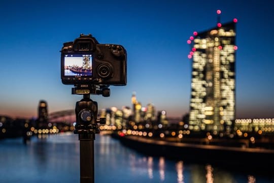 Die Skyline Frankfurts im Dämmerlicht einfangen: Bei Fotos mit längerer Belichtungszeit steht die Kamera lieber auf einem Stativ.