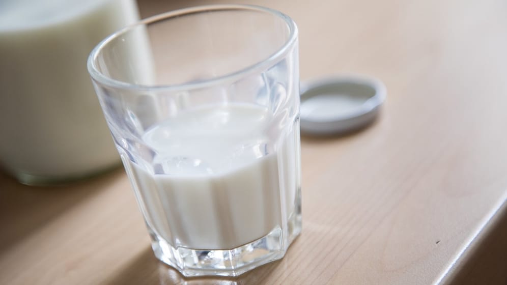 Milch: Auch natürliche Mittel besitzen Heilkräfte für Pflanzen. So wirkt Milch gegen Mehltau.