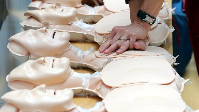 Demonstration von Herzdruckmassagen.