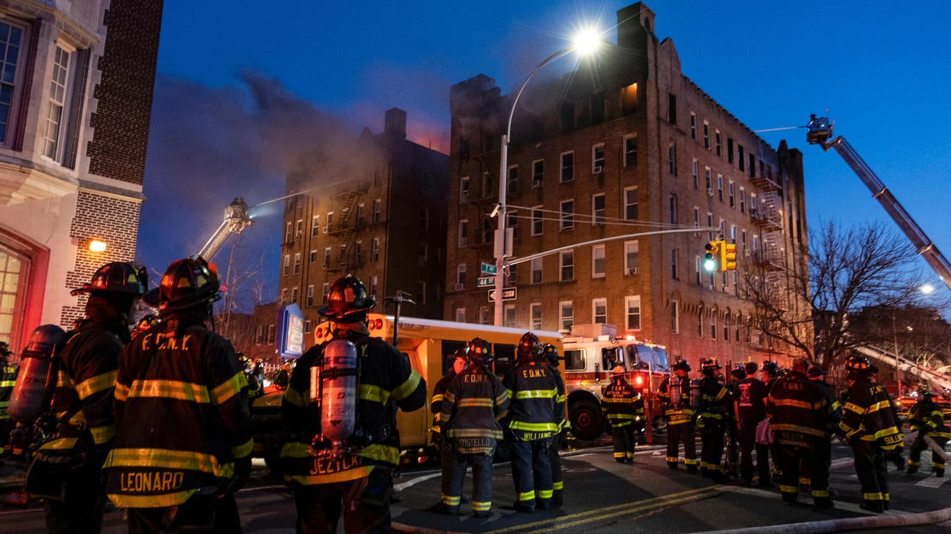 New York: Feuerwehrleute sind bei einem Brand in einem Wohnhaus in Brooklyn im Einsatz.