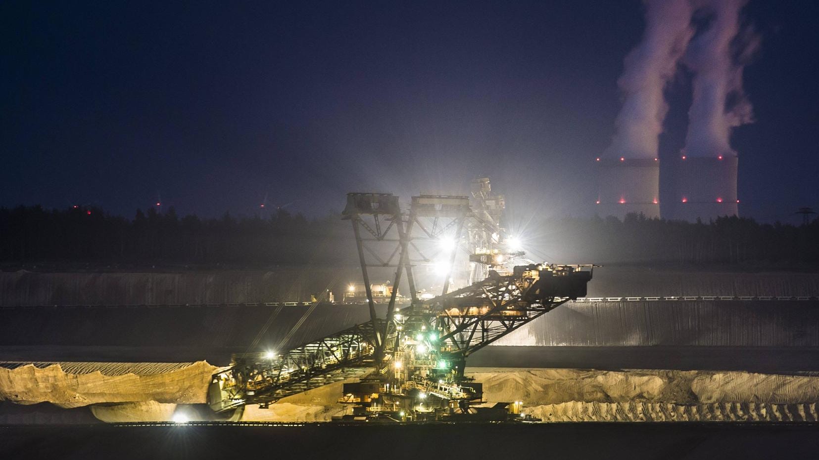 Schaufelradbagger im Tagebau Welzow-Süd: Auf das Bergbau-Revier in der Lausitz entfallen 40 Prozent der Soforthilfen. Schaufelradbagger im Tagebau Welzow-Süd: Auf das Bergbau-Revier in der Lausitz entfallen 40 Prozent der Soforthilfen.