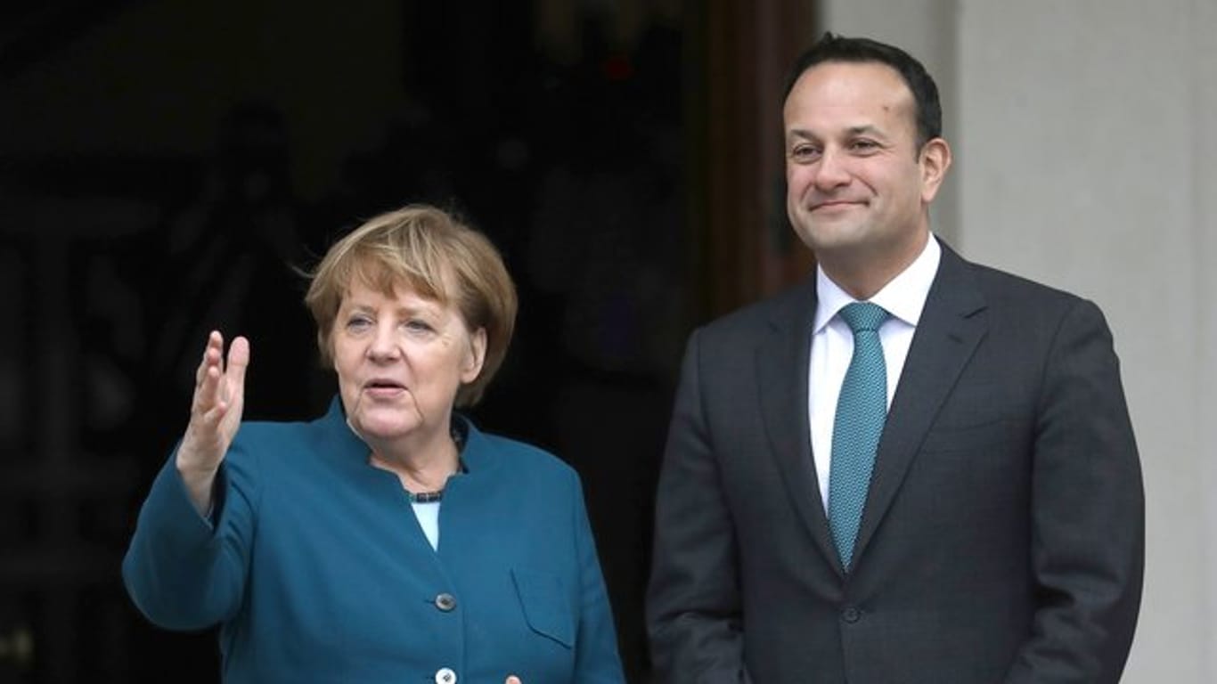 Der irische Premierminister Leo Varadkar emüfängt Bundeskanzlerin Angela Merkel am Farmleigh Haus in Dublin.