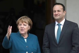 Der irische Premierminister Leo Varadkar emüfängt Bundeskanzlerin Angela Merkel am Farmleigh Haus in Dublin.