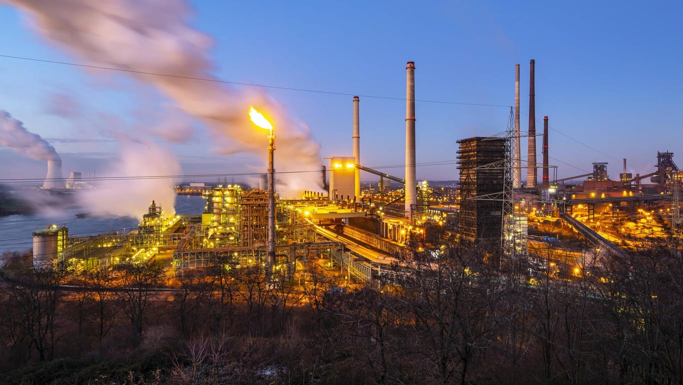 Hochöfen und Kohlekraftwerk in Duisburg-Hamborn: Die Industrie geht von maximal 80 Prozent CO2-Reduktion bis 2050 aus.