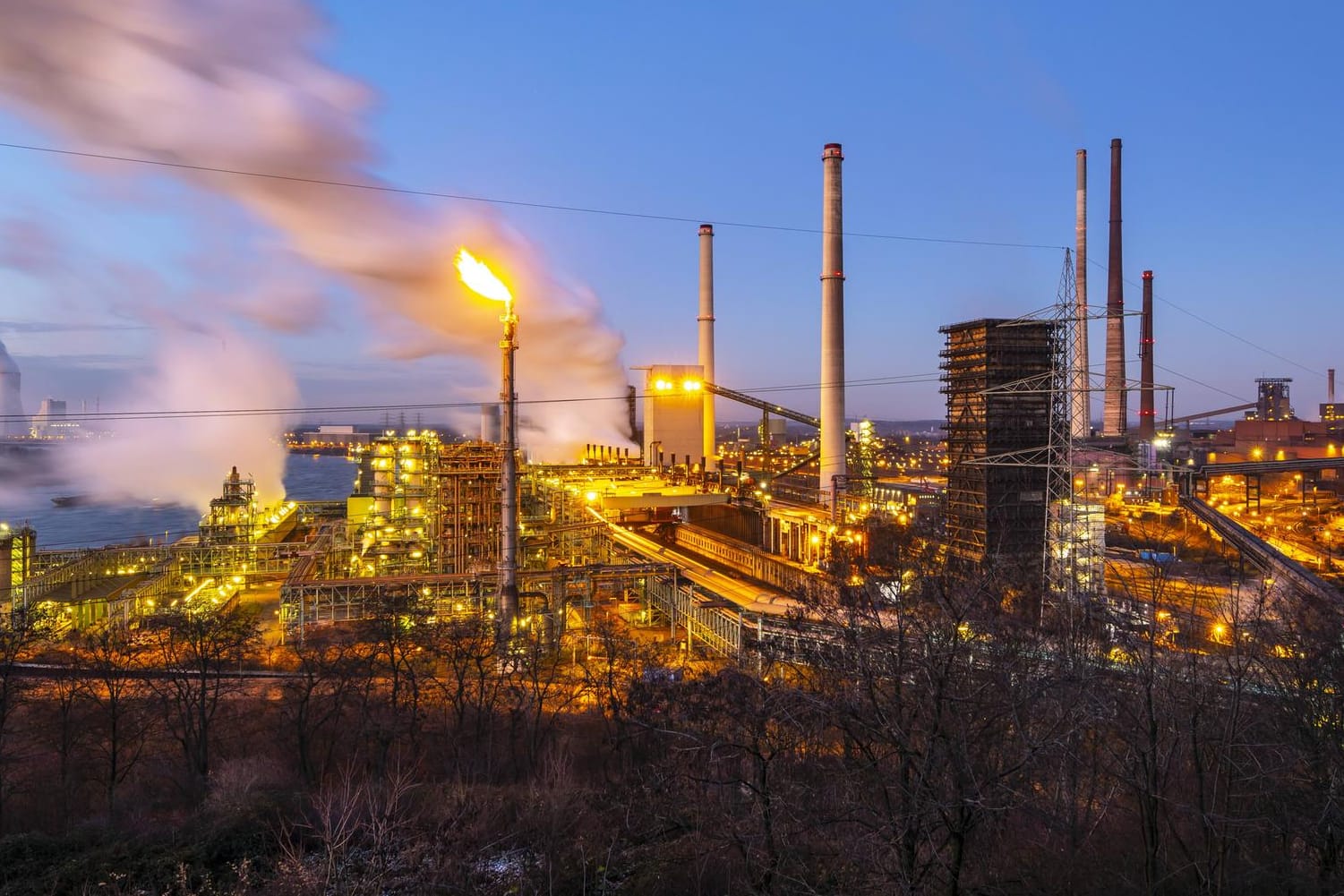 Hochöfen und Kohlekraftwerk in Duisburg-Hamborn: Die Industrie geht von maximal 80 Prozent CO2-Reduktion bis 2050 aus.