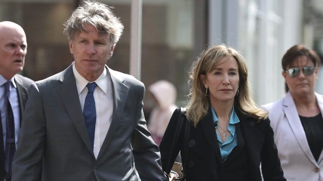 Felicity Huffman kommt mit ihrem Bruder Moore Huffman Jr. Felicity Huffman kommt mit ihrem Bruder Moore Huffman Jr.