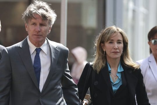 Felicity Huffman kommt mit ihrem Bruder Moore Huffman Jr.