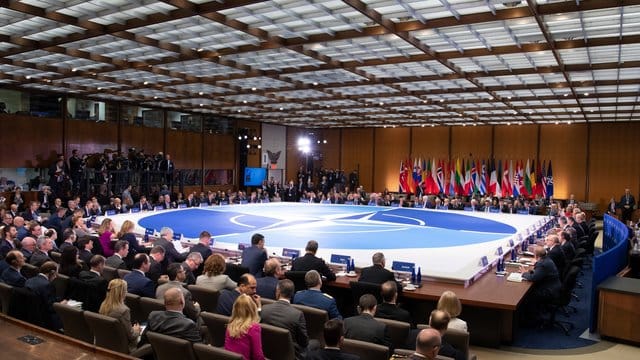 Die Teilnehmer des Außenministertreffens während der Feiern zum 70. Die Teilnehmer des Außenministertreffens während der Feiern zum 70.