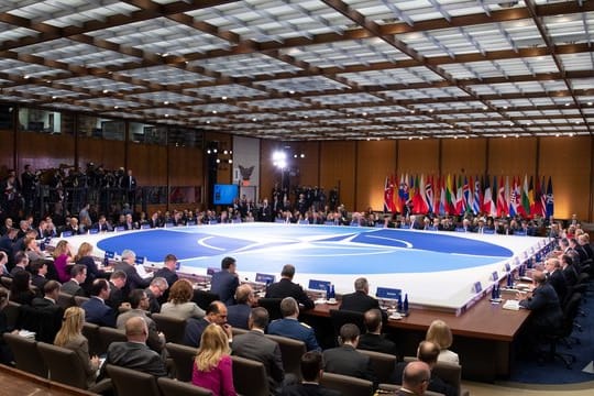 Die Teilnehmer des Außenministertreffens während der Feiern zum 70.