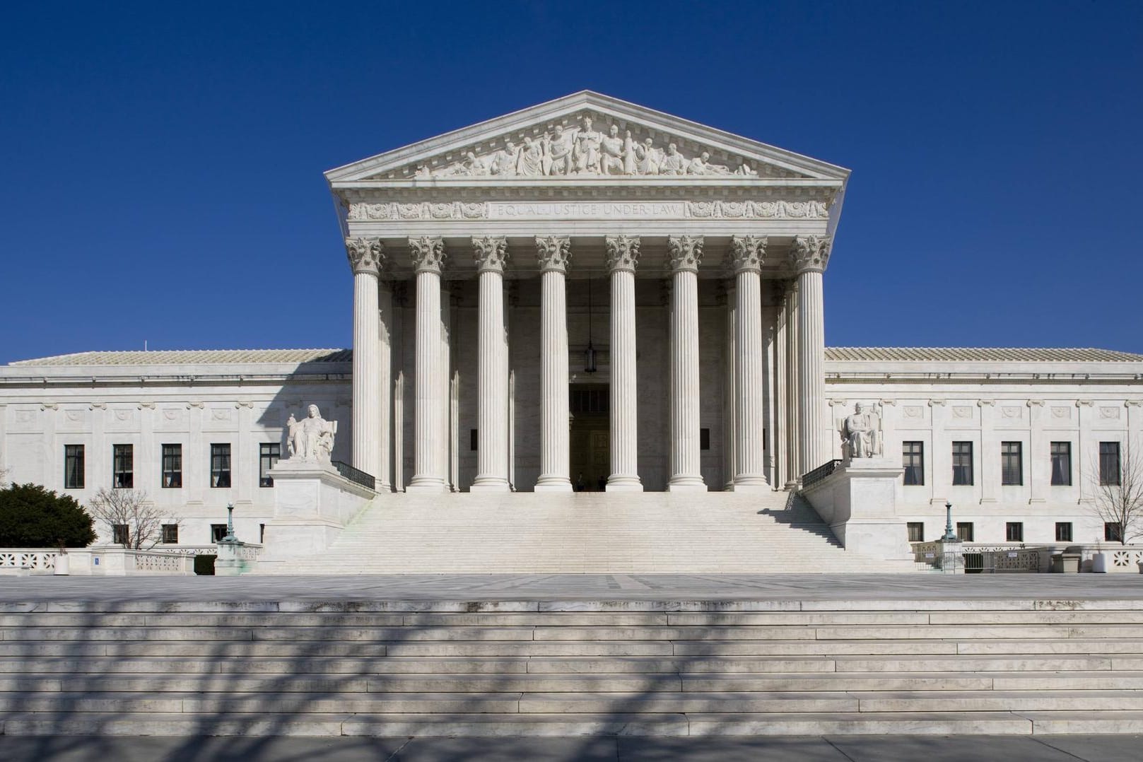 Supreme Court in Washington: Als Reaktion auf eine Entscheidung des Obersten Gerichts der USA verbannt der Bundesstaat Texas Seelsorger aus Hinrichtungszellen.