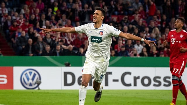 Heidenheims Robert Glatzel feiert sein Tor zum 4:4.