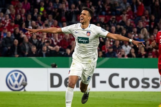 Heidenheims Robert Glatzel feiert sein Tor zum 4:4.
