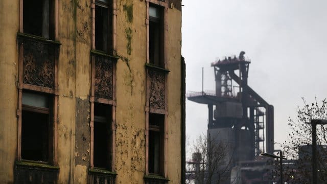 Leerstehendes Haus in Duisburg-Bruckhausen: Der Niedergang von Stahl und Kohle hat das Ruhrgebiet zum Armenhaus gemacht. Leerstehendes Haus in Duisburg-Bruckhausen: Der Niedergang von Stahl und Kohle hat das Ruhrgebiet zum Armenhaus gemacht.