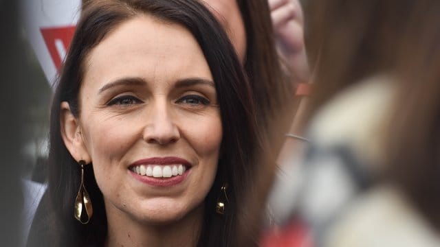 Jacinda Ardern hilft, wo sie kann.