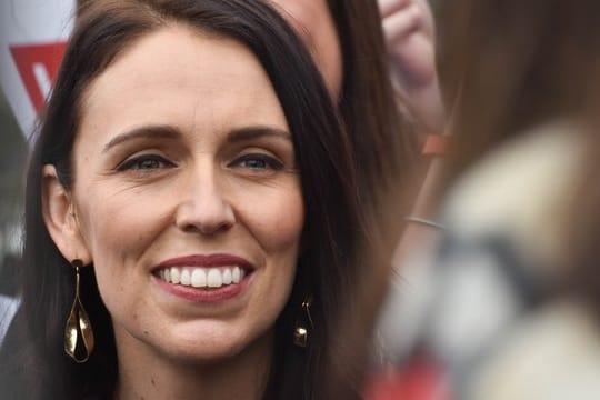 Jacinda Ardern hilft, wo sie kann.