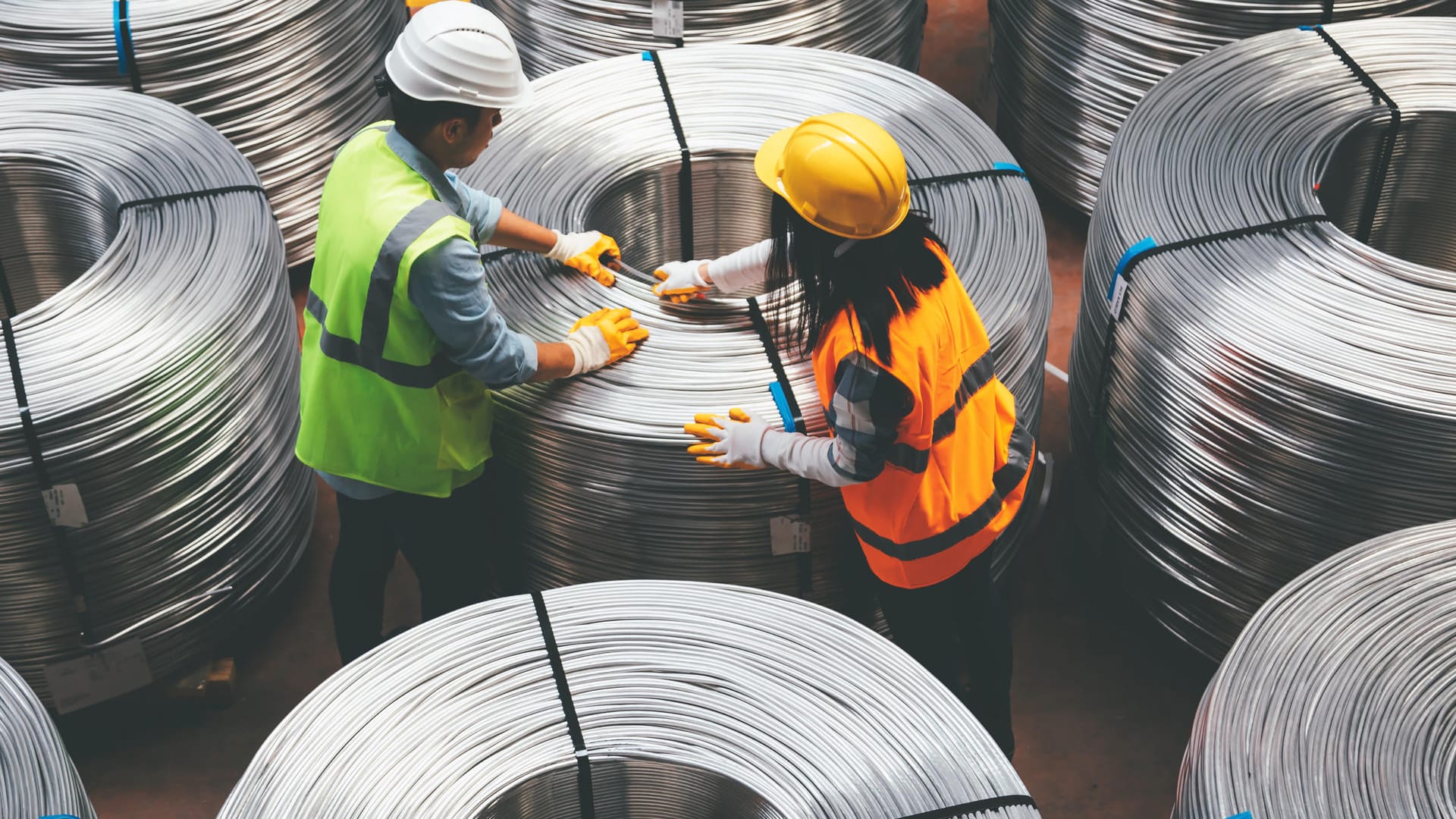 Industriearbeiter: Die Auftragszahlen von deutschen Unternehmen gehen zurück.