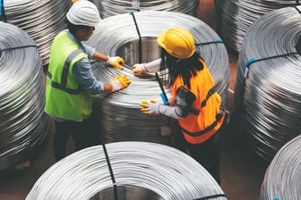 Industriearbeiter: Die Auftragszahlen von deutschen Unternehmen gehen zurück.