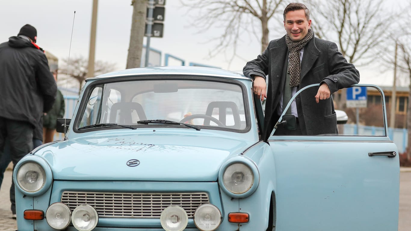 Martin Dulig neben einem Trabant, dem Symbol der Autoindustrie der DDR: Künftig sollen im Osten Elektroautos und Brennstoffzellen entstehen, fordern die Ostverbände der SPD.