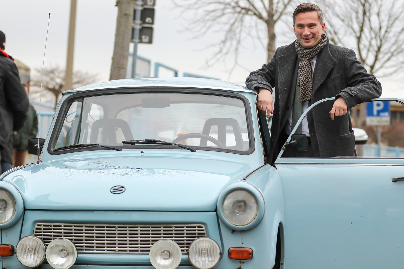 Martin Dulig neben einem Trabant, dem Symbol der Autoindustrie der DDR: Künftig sollen im Osten Elektroautos und Brennstoffzellen entstehen, fordern die Ostverbände der SPD.