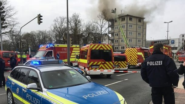 Auch nach fast 24 Stunden ist der Brand in einem Hochhaus in Herford noch nicht gelöscht.