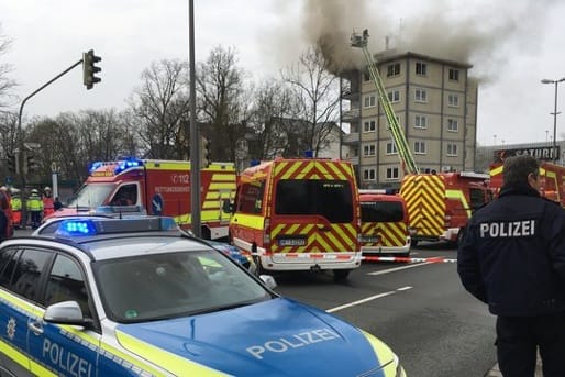 Auch nach fast 24 Stunden ist der Brand in einem Hochhaus in Herford noch nicht gelöscht.