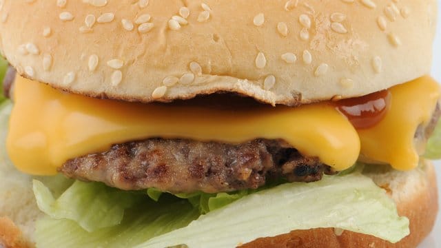 Eine ungesunde Ernährung senkt die Lebenserwartung. Eine ungesunde Ernährung senkt die Lebenserwartung.