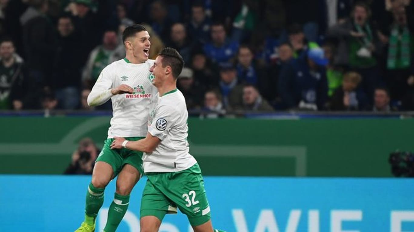 Torschütze Milot Rashica und Marco Friedl (r) von Bremen bejubeln das 0:1 gegen Schalke.