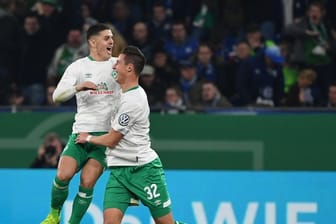 Torschütze Milot Rashica und Marco Friedl (r) von Bremen bejubeln das 0:1 gegen Schalke.