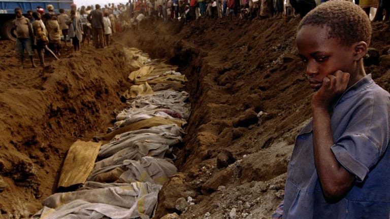 Ein Flüchtlingsjunge in Ruanda blickt auf ein Massengrab: Der damalige Bundeskanzler Helmut Kohl beließ es bei einem Statement zu Völkermord in Ruanda: Er dankte sich bei seinem belgischen Kollegen für die Hilfe Belgiens bei der Evakuierung deutscher Staatsbürger.
