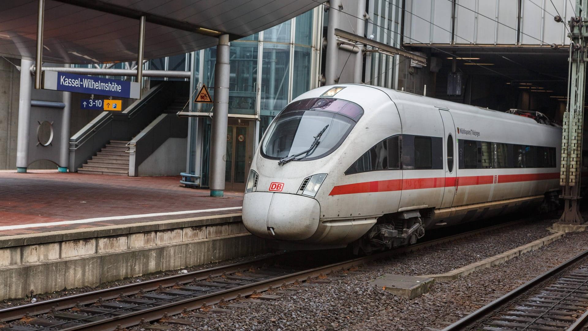 Ein 63 Jahre alter Mann ist am Kasseler Bahnhof Wilhelmshöhe unter einen Zug geraten und schwer verletzt worden. (Archivbild)