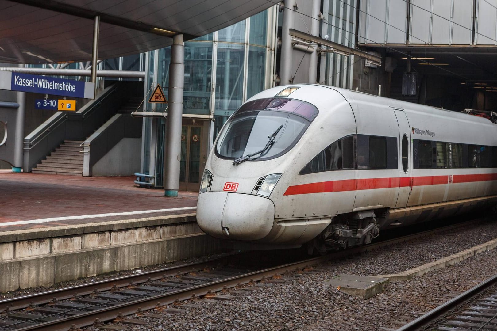 Ein 63 Jahre alter Mann ist am Kasseler Bahnhof Wilhelmshöhe unter einen Zug geraten und schwer verletzt worden. (Archivbild)