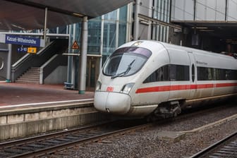 Ein 63 Jahre alter Mann ist am Kasseler Bahnhof Wilhelmshöhe unter einen Zug geraten und schwer verletzt worden. (Archivbild)