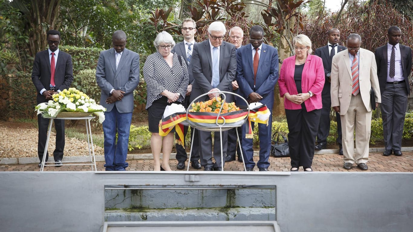 Der damalige Bundesaußenminister Frank-Walter Steinmeier in Ruanda: Zum 20. Jahrestag des Genozids versprach Steinmeier künftig "das tun, was in unser Macht steht, um Völkermord zu verhindern!"