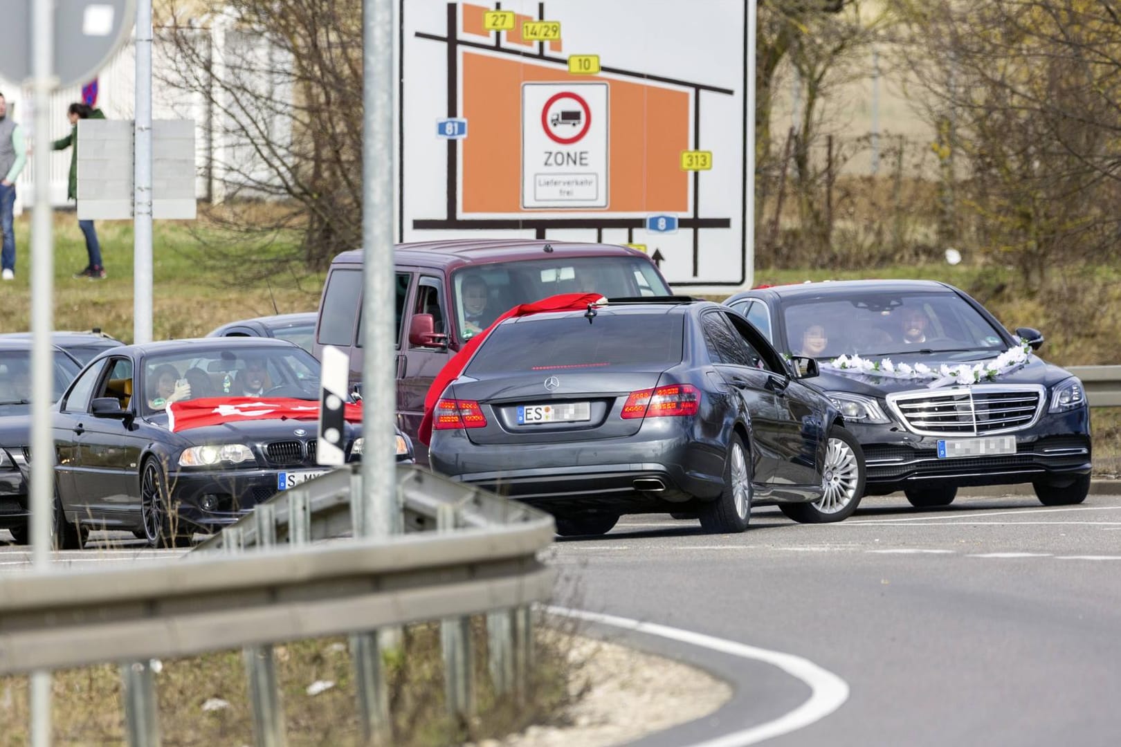 Autokorso nach einer Hochzeit: Immer wieder kommt es dadurch zu teils gefährlichen Verkehrsbehinderungen.