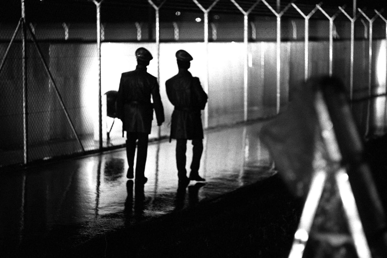 Die Justizvollzugsanstalt Stuttgart-Stammheim während einer Nachtschicht in den Siebziger Jahren: RAF-Terroristen wie Andreas Baader und Ulrike Meinhof wurde hier der Prozess gemacht – nun wird ein Neubau vorgestellt.