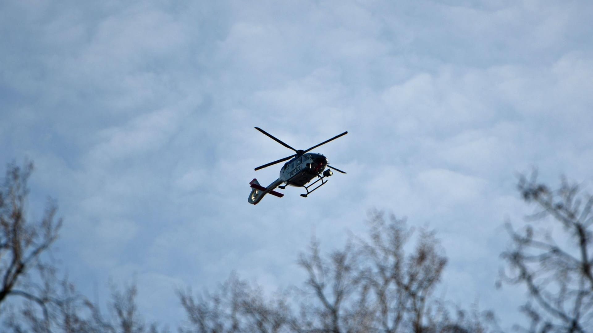 Ein Polizeihubschrauber kreiste in der Nacht auf Donnerstag über dem Norden von Wuppertal. (Archivfoto)