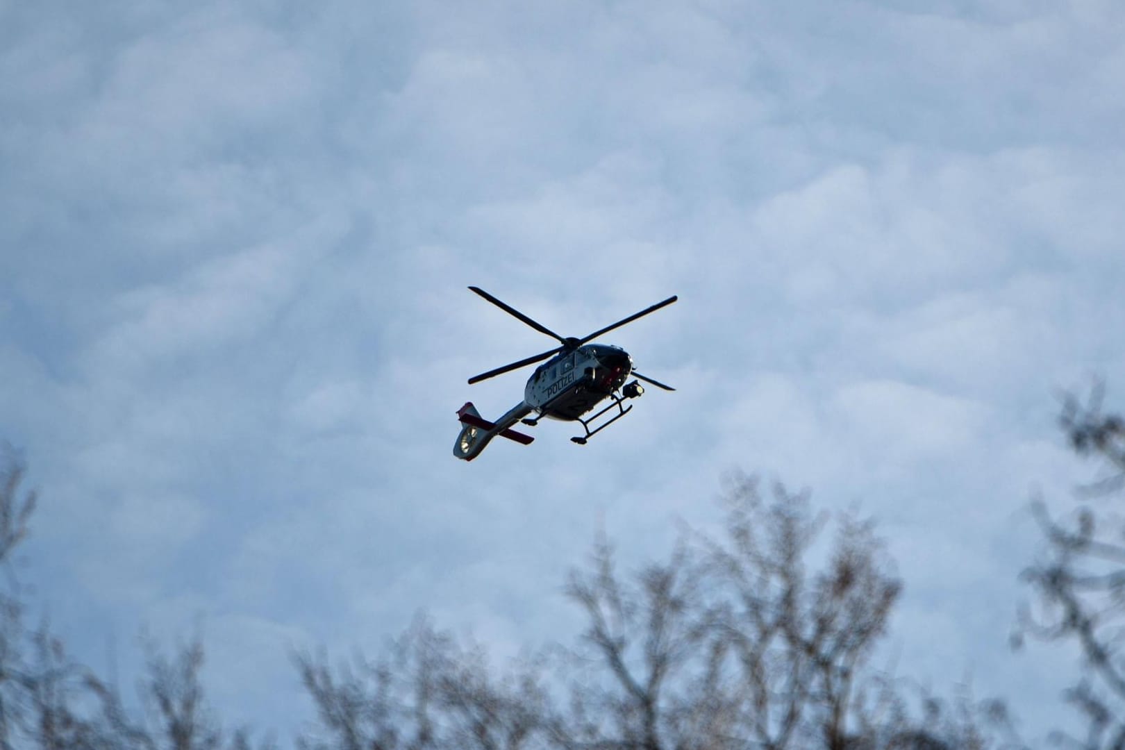 Ein Polizeihubschrauber kreiste in der Nacht auf Donnerstag über dem Norden von Wuppertal. (Archivfoto)