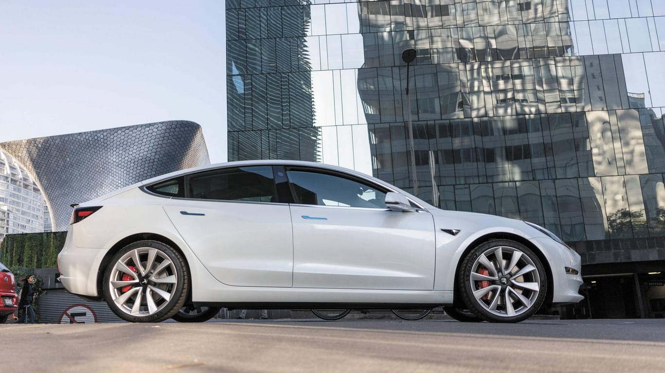 Model 3: Rückgänge von mehr als 65 Prozent muss im Juli 2020 der Elektrobauer Tesla hinnehmen.