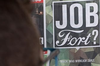 "Job Fort?" Mit diesem Slogan – in der Schriftart des Autobauers – wirbt die Bundeswehr um Mitarbeiter des von Stellenabbau bedrohten Ford-Werks in Köln.