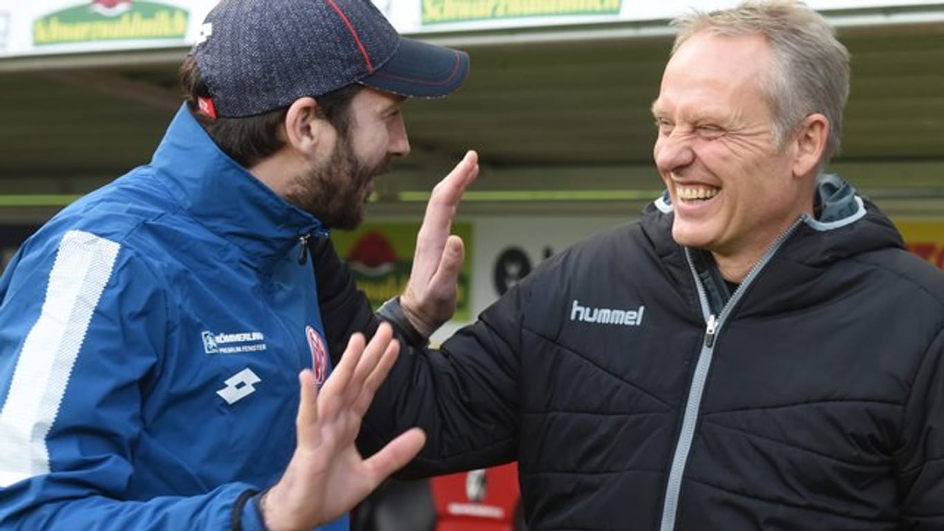 Die beiden Trainer Sandro Schwarz (l) und Christian Streich verstehen sich prächtig.