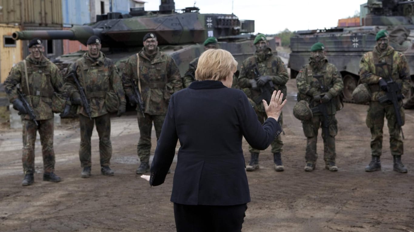 Bundeskanzlerin Angela Merkel bei einem Truppenbesuch auf einem Übungsplatz der Bundeswehr: Deutschland wird vor allem in den USA wegen zu niedriger Verteidigungsausgaben kritisiert.