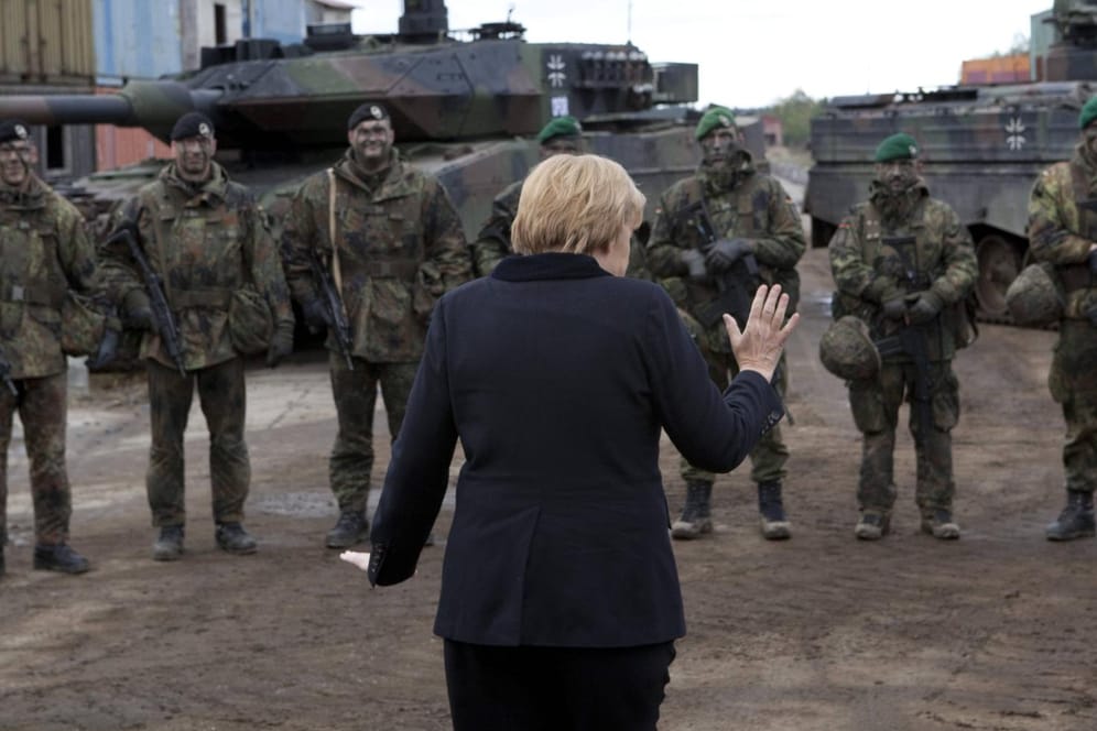 Bundeskanzlerin Angela Merkel bei einem Truppenbesuch auf einem Übungsplatz der Bundeswehr: Deutschland wird vor allem in den USA wegen zu niedriger Verteidigungsausgaben kritisiert.