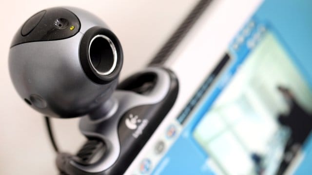 Webcam auf einem Computerbildschirm: Während der Behandlung soll ein Heilpraktiker aus Bad Oeynhausen pornografische Fotos von Kindern gemacht haben. Webcam auf einem Computerbildschirm: Während der Behandlung soll ein Heilpraktiker aus Bad Oeynhausen pornografische Fotos von Kindern gemacht haben.