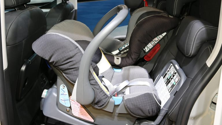 Kindersitz mit Babyschale (Symbolbild): Der ADAC testet regelmäßig Kindersitze fürs Auto.